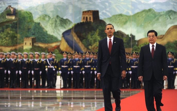 De Amerikaanse president Barack Obama en de Chinese president Hu Jintao inspecteren de troepen tijdens de officiële welkomsceremonie op het Plein van de Hemelse Vrede (Tian’anmen) in Peking. Foto EPA