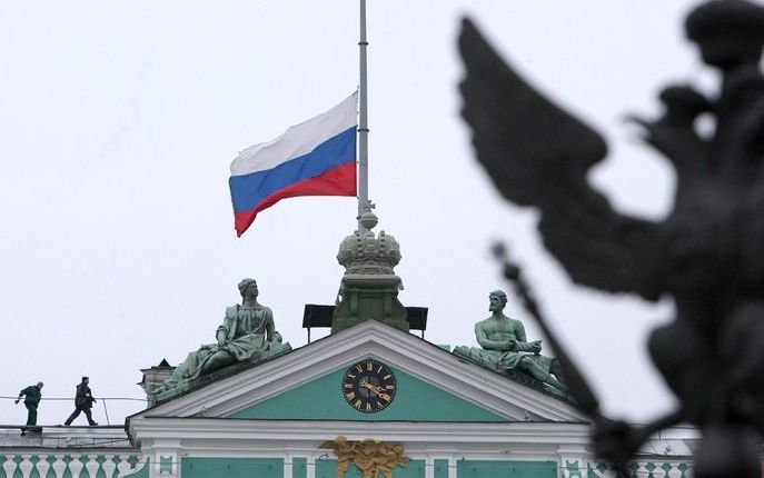 Russische vlag halfstok bij de Hermitage in Sint Petersburg. - Foto EPA