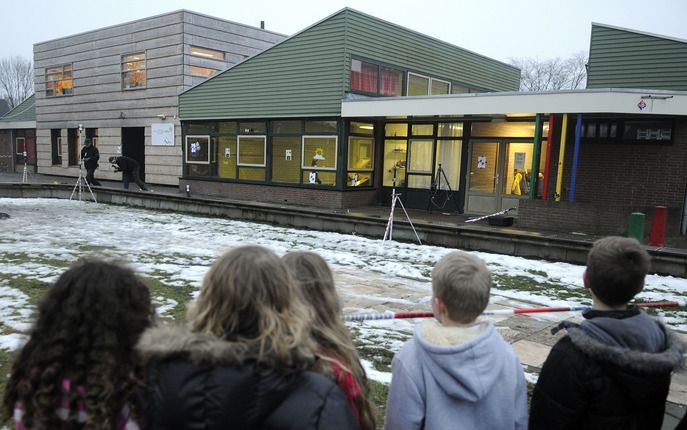 HEERENVEEN – Kinderen van de Heerenveense basisschool waar dinsdag een vader is neergeschoten, kijken toe hoe rechercheurs het plein onderzoeken. Volgens de politie stalkte de man al enige tijd zijn voormalige echtgenote. Toen hij haar gisteren niet konde