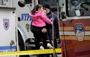 NEW YORK - Een bestelwagen is donderdag op een groep kinderen ingereden. Bij het ongeval is een vierjarig meisje en een vierjarig jongetje overleden. Een driejarig meisje verkeert in kritieke toestand. Foto EPA