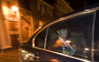 DEN HAAG - Premier Balkenende verlaat zaterdagochtend na de val van het kabinet het Binnenhof in Den Haag. Foto ANP
