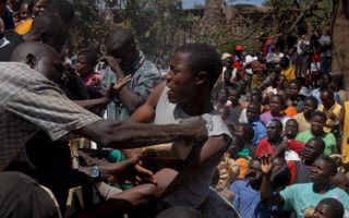 NAIROBI – Chaotische taferelen bij de kerk van Leger des Heils in de sloppenwijk Kibera tijdens het uitdelen van voedsel door het Keniaanse Rode Kruis. Meer dan een kwart miljoen mensen zijn de afgelopen weken hun huis ontvlucht als gevolg van het verkiez
