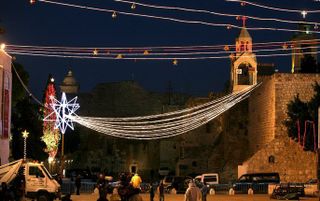 BETHLEHEM – De jaarlijkse kerstviering bij de zogenaamde Geboortekerk in Bethlehem op de Westelijke Jordaanoever. Met name in Christus’ geboortestad Bethlehem en de drie dorpen eromheen wonen nog veel christenen. „De protestantse kerken daar hebben de laa