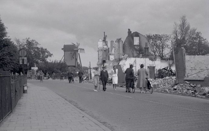 SCHERPENZEEL/WOUDENBERG – Puinhopen aan de Holevoet. De molen, die ondanks beschadigingen overeind bleef, werd kort voor het eind van de oorlog door SS’ers opgeblazen, evenals de kerktoren. Foto Beeldbank WO2