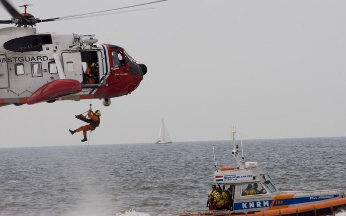 De reddingsbrigades kenden ondanks de gevaarlijke combinatie van warm weer en koud water een rustiger pinksterweekeinde dan deze actiefoto laat zien. Foto ANP