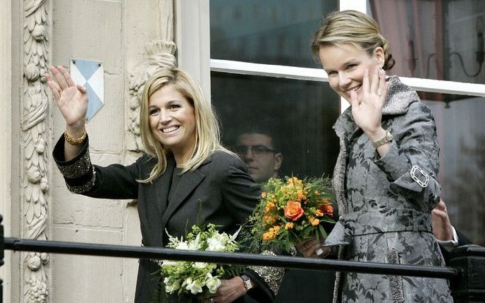 Prinses Mathilde van België en prinses Máxima nemen dinsdag in het Gemeentemuseum van Den Haag het boek ”De Schilderkunst der Lage Landen” in ontvangst. Foto’s ANP