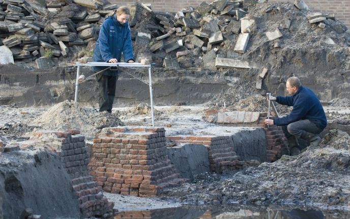 HARDERWIJK – In Harderwijk is een leprozerie uit omstreeks 1350 opgegraven. Het is de eerste inrichting voor lepralijders uit de middeleeuwen die is ontdekt, meldden archeologen gisteren. Lijders aan de ziekte lepra werden vroeger in een melaatsenhuis ver