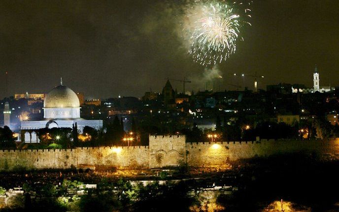 JERUZALEM – Dit keer geen vijandig vuur boven de oude stad van Jeruzalem. Ter gelegenheid van het 60-jarig bestaan van de staat Israël werd er vuurwerk afgestoken. Op veel plaatsen in het land waren gisteren festiviteiten. Het programma begon met twee min