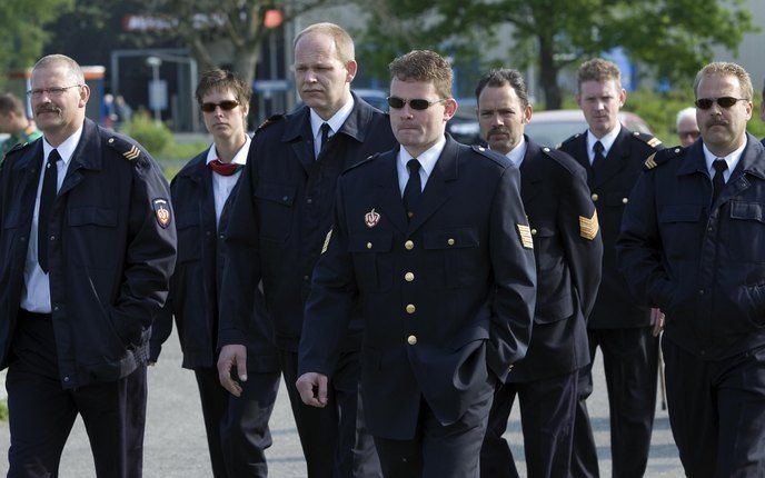 Tijdens de tweede uitvaartplechtigheid van een van de drie overleden brandweermannen van het korps Eelde was de belangstelling donderdagmiddag wederom groot. In een volle hangar op vliegveld Eelde werd door circa 2000 man steun betuigd aan vrienden en fam