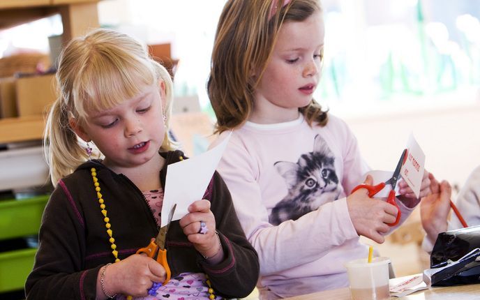 Kinderen moeten op een veel jongere leeftijd Engels of een andere vreemde taal leren. Dat heeft de Onderwijsraad donderdag geadviseerd. Leerlingen moeten al in groep 1 of in groep 5 van de basisschool beginnen. Op dit moment starten zij vaak pas in groep 