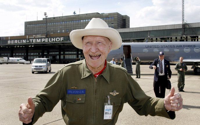 BERLIJN – Berlijn vierde donderdag dat het precies zestig jaar geleden door een geallieerde luchtbrug werd gerantsoeneerd. Een van de gasten tijdens de herdenking was de Amerikaanse luchtmachtveteraan Gail Halvorsen, alias The Candy Bomber. Halvorsen werd