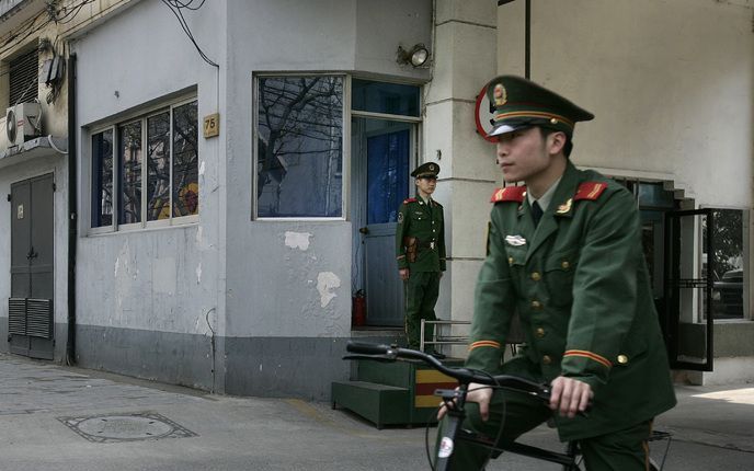 PEKING – De Chinese politie heeft dinsdag bij een inval in een pand in de Chinese stad Ürümqi zeker vijf moslimmilitanten doodgeschoten. Op de foto: Chinese politie in de stad Shanghai. Foto EPA