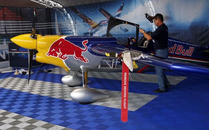 ROTTERDAM - Inwoners van Rotterdam hebben donderdag opnieuw bij de Milieudienst Rijnmond (DCMR) geklaagd over geluidsoverlast door vliegtuigen van de Red Bull Air Race.