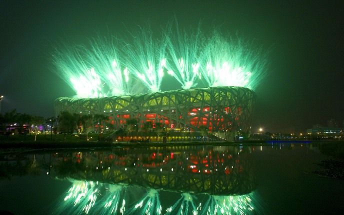 CHINA - Vuurwerk tijdens de openingsceremonie van de Olympische Spelen 2008. De vuurwerkbrance verwacht ondanks de financiële crisis een hogeren omzet te draaien dan vorig jaar. Foto ANP