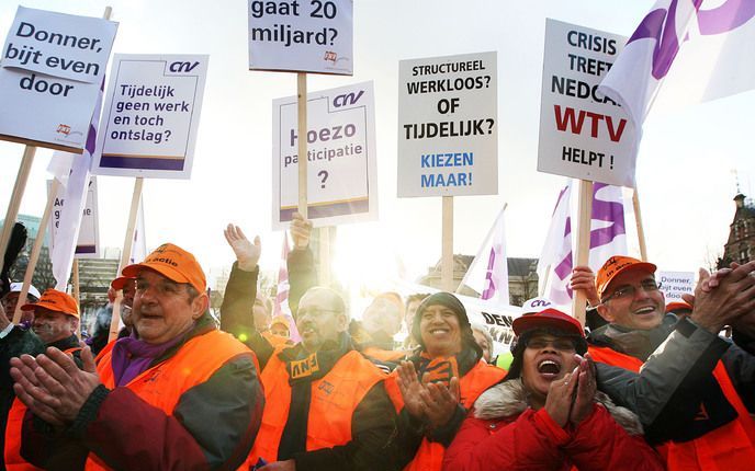 Werknemers van Nedcar proteerden vorige maand in Den Haag tegen het aanvragen werktijdverkorting. Foto ANP