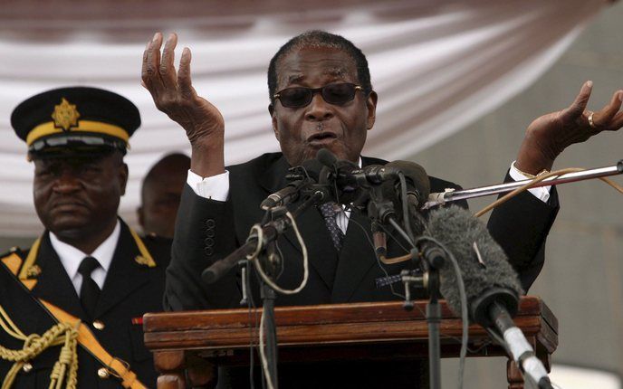 PRETORIA - De Verenigde Staten kunnen geen steun meer verlenen aan een overeenkomst over machtsdeling in Zimbabwe waarbij Robert Mugabe (foto) aanblijft als president. Dat heeft de Amerikaanse onderminister van Buitenlandse Zaken voor Afrika, Jendayi Fraz