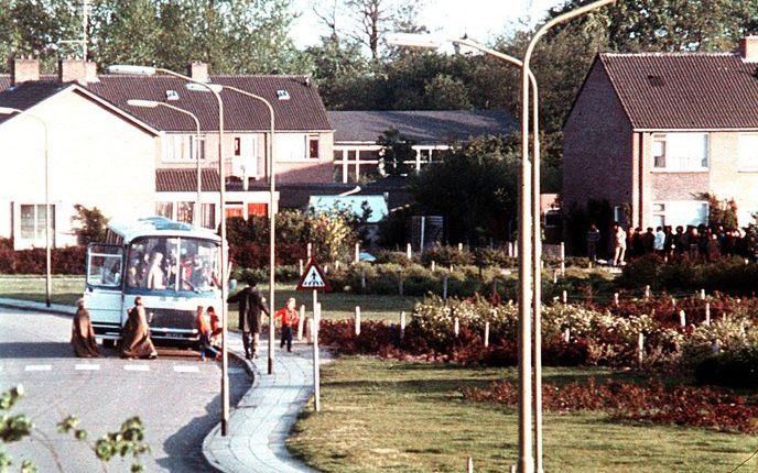 BOVENSMILDE - De door Molukkers gegijzelde schoolkinderen worden na hun vrijlating naar een autobus geleid. De GGZ Drenthe komt nu met een cursus voor de slachtoffers van het gijzeldrama in 1977. Foto ANP