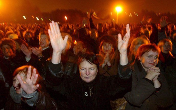 De Nieuw Levenkerk in Minsk vreest overname van de staat. Op de foto demonstrerende christenen in 2006, toen de Wit-Russische autoriteiten de kerk sloten. Foto EPA