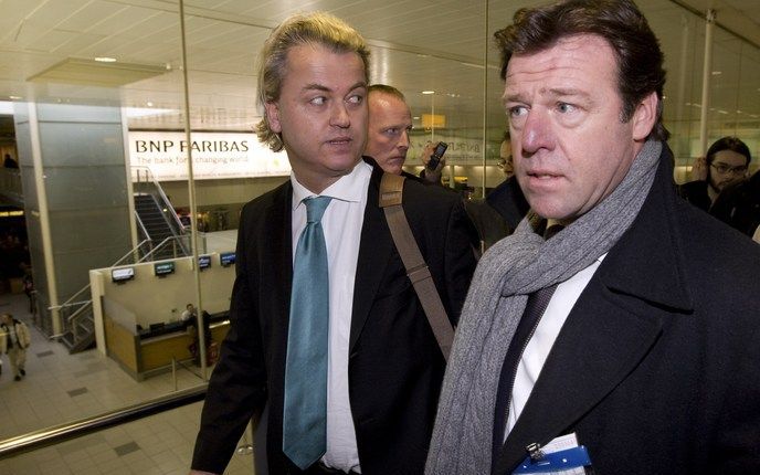 De PVV–leider is donderdagmiddag bij de grenscontrole op Heathrow aangehouden. Sindsdien verblijft hij in een soort detentiecentrum. Wilders zit alleen opgesloten in wat hij omschrijft als een hokje met een stoel, een tafel en wat water. Foto ANP