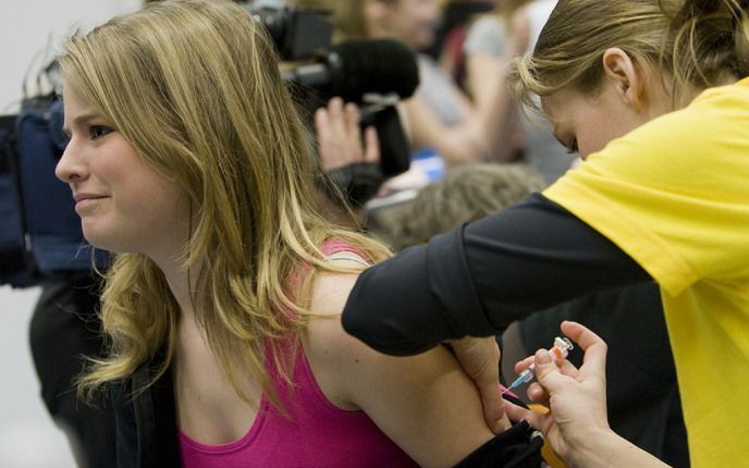 BILTHOVEN - De opkomst bij de vaccinatie van tienermeisjes tegen baarmoederhalskanker loopt terug. Foto ANP