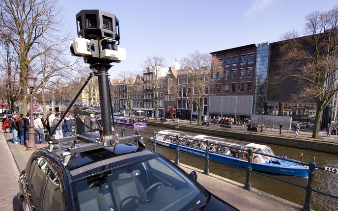 AMSTERDAM - Camerawagen van Google op de Amsterdamse grachten. Foto ANP