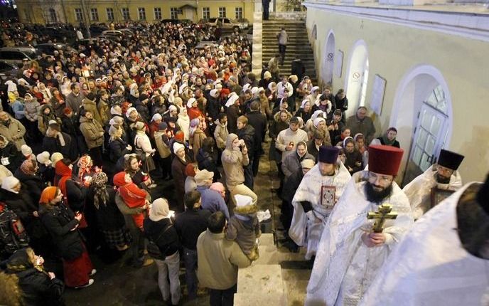 MOSKOU - Een processie in Moskou tijdens de paasnacht. Foto EPA