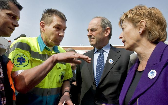 Minister Ter Horst van Binnenlandse Zaken roept mensen op om foto’s met hun mobiele telefoon te maken als ze getuige zijn van geweld tegen hulpverleners. Foto ANP