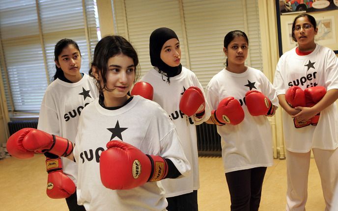 ROTTERDAM - Jongeren doen mee aan het bewegingsprogramma Top Fit. Foto ANP