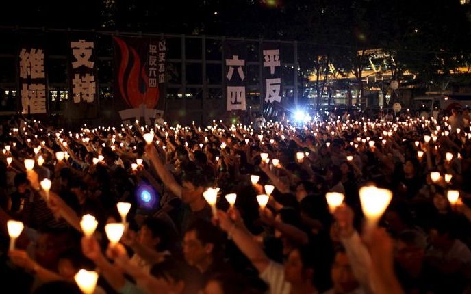 HONGKONG – Ongeveer 150.000 mensen hebben donderdag in Hongkong in een wake de mensen herdacht, die twintig jaar geleden het slachtoffer werden van het neerslaan van de studentenprotesten op het Tiananmen–plein in Peking. Foto EPA