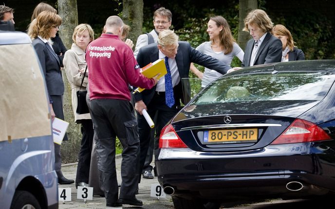 AMSTERDAM - In Amsterdam-Osdorp bekijken rechters maandag de locatie waar op 2 november 2005 drugs- en vastgoedhandelaar Kees Houtman werd geliquideerd. Houtman werd op de bewuste avond voor zijn villa met een reeks kogels van het leven beroofd, voor de o