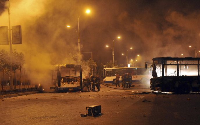 URUMQI – Een bus in de stad Urumqi, de hoofdstad van de regio Xinjiang, brandde maandag tijdens rellen volledig uit. Bij straatgevechten in het westen van China zijn sinds gisteren zeker 140 doden en minstens 800 gewonden gevallen. Enkele duizenden islami