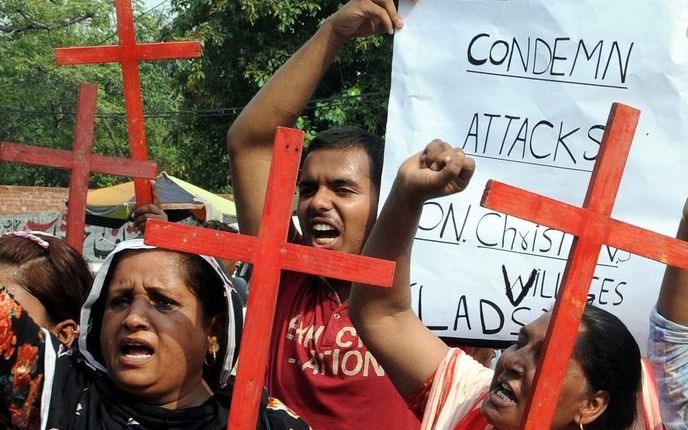 LAHORE – Pakistaanse christenen protesteerden zaterdag in Lahore tegen het geweld van de afgelopen week. ”We veroordelen de aanvallen op christenen”, luidt de tekst op het spandoek. In Gojra, 160 kilometer ten zuidwesten van Lahore, zijn zaterdag tijdens 