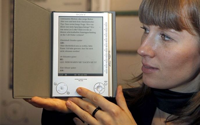 AMSTERDAM – Het lezen van digitale boeken krijgt in Nederland een sterke impuls. Op de foto: de e-reader van fabrikant Sony. Foto EPA