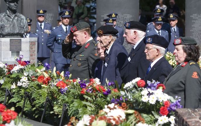 ROERMOND – Veteranen leggen kransen bij het Nationaal Indiëmonument in Roermond. Elk jaar worden hier de 6229 mannen en vrouwen herdacht die tussen 1945 en 1962 tijdens militaire acties in Nederlands-Indië en Nieuw-Guinea omkwamen. Foto Jan-Paul Kuit