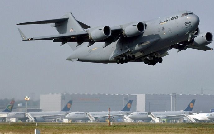 De C-17 Globemaster kan dag en nacht landen op zeer korte en zelfs onverharde landingsbanen. Foto EPA