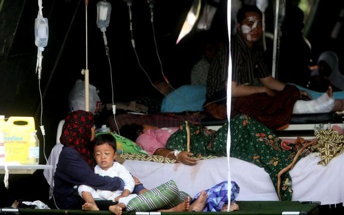 Overlevenden van de aardbeving op Sumatra in een ingericht ziekenhuisje in Padang. Foto EPA