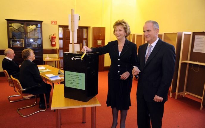 President Mary McAleese van Ierland brengt samen met haar man haar stem uit in Dublin. Foto EPA