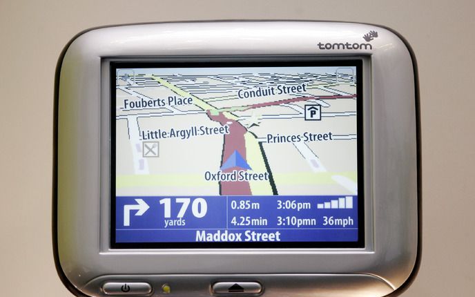 GRONINGEN – Navigatiesystemen zoals de TomTom moeten overzichtelijker worden. De reactietijd van bestuurders kan daardoor met een seconde verbeteren. Dat concludeert psycholoog Ellen Wildschut van de Rijksuniversiteit Groningen naar aanleiding van haar pr