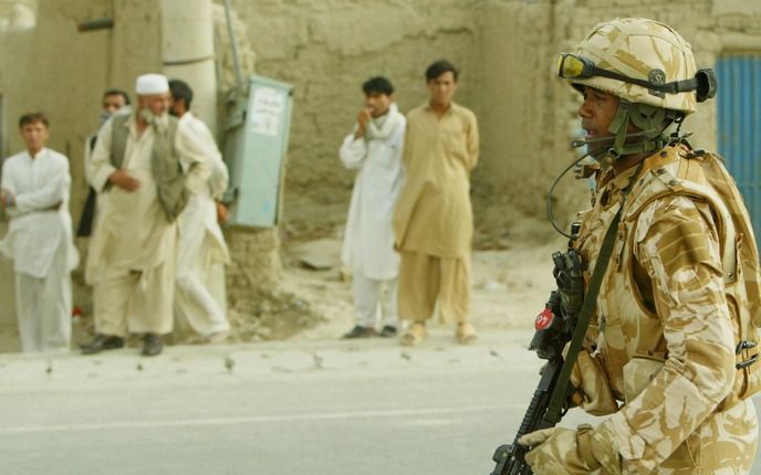 Een Britse militair patrouilleert door de straten van de Afghaanse hoofdstad Kabul. Foto EPA