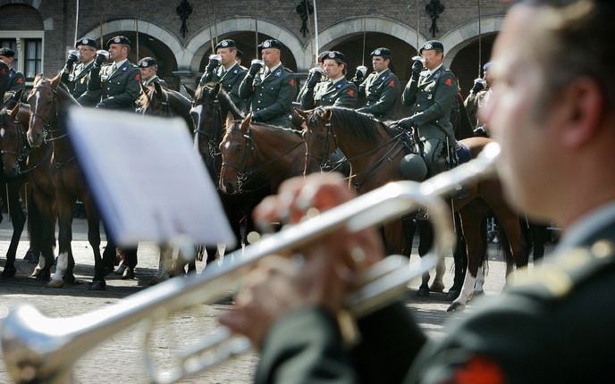 APELDOORN – Meezingen met het Wilhelmus is niet makkelijk als je er niet mee opgegroeid bent. De SGP wil dat straks iedere allochtoon via de inburgeringscursus weet wat het volkslied is. „Een sympathiek idee”, noemt minister Van der Laan dat. Foto ANP