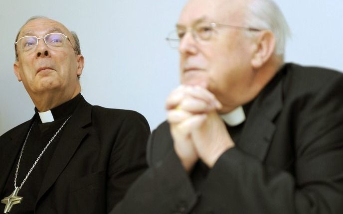 Léonard (l.) en Danneels tijdens een persconferentie maandag. Foto EPA