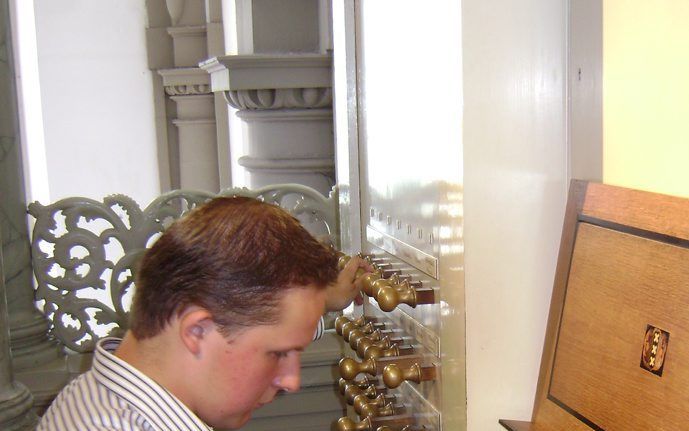 Dirk Jan Versluis achter de klavieren van het hoofdorgel in de Amsterdamse Westerkerk. Foto Dirk Jan Versluis.