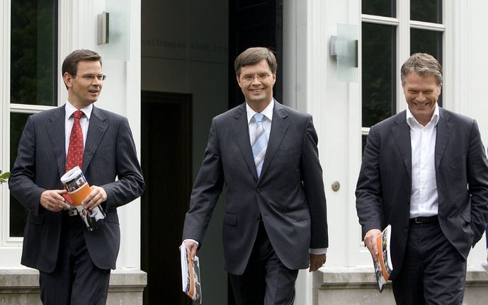 Bij de start van kabinet Balkenende IV lopen de premier en de beide vice-premiers nog gemoedelijk naast elkaar. Foto ANP