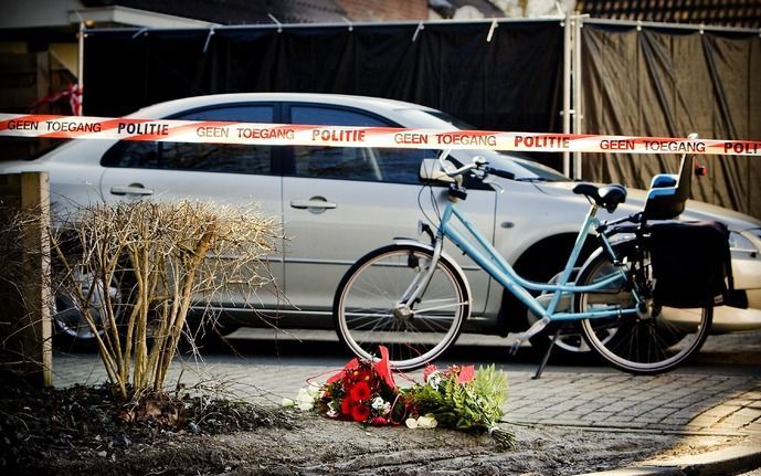 ZIERIKZEE - Bloemen liggen zondag bij de woning in Zierikzee waar zaterdagavond een jongen en meisje zijn doodgeschoten. De moeder raakte gewond. De mogelijke dader, de vader van de kinderen, is enkele uren geleden in een ziekenhuis overleden. Hij zou zic