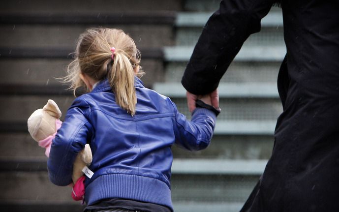 Om moeders met jonge kinderen te behouden voor de arbeidsmarkt moet de overheid betaald ouderschapsverlof introduceren. Foto ANP