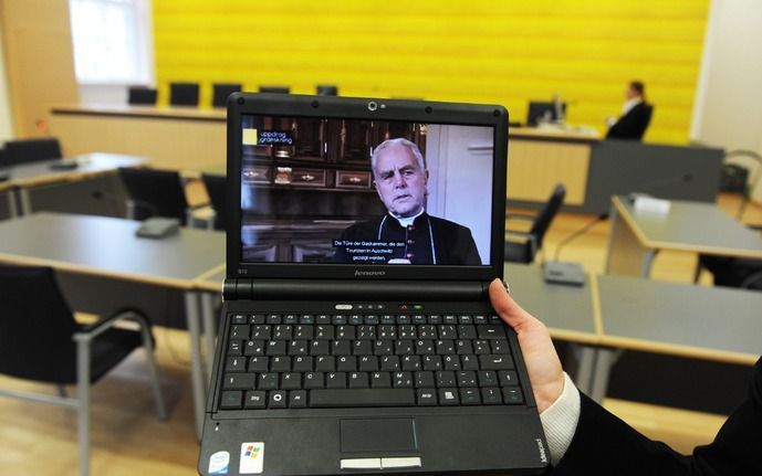 In de rechtzaal wordt vrijdag een video bekeken van een televisie-interview met Williamson. Foto EPA