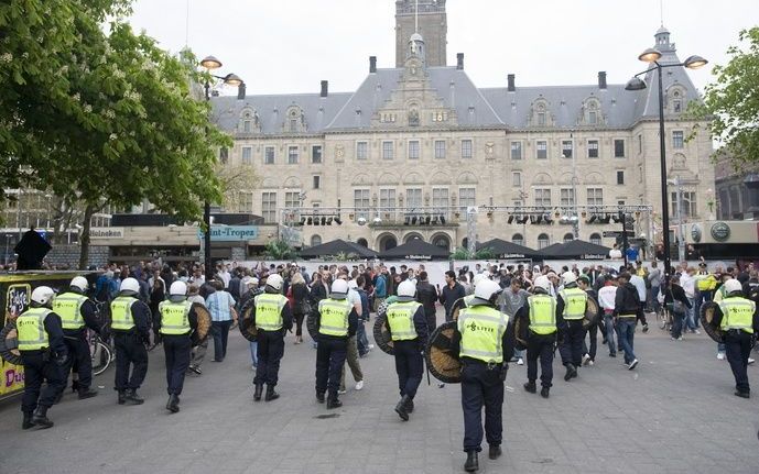 ROTTERDAM – Het politieoptreden zondagmiddag in het centrum van Rotterdam waarbij ruim zeventig Feyenoordfans werden aangehouden, was nodig en terecht. Foto ANP