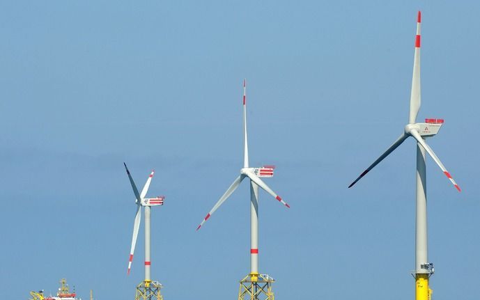 Minister Van der Hoeven (Economische Zaken) heeft subsidie toegezegd voor twee nieuwe windparken op zee. Foto ANP