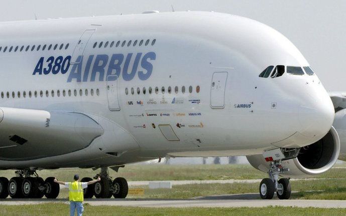 MOSKOU (ANP/RTR) – De Europese vliegtuigbouwer Airbus verwacht tussen nu en 2026 ruim negenhonderd vliegtuigen te verkopen aan Russische luchtvaartmaatschappijen. De totale waarde schat het concern op meer dan 78 miljard euro. Dat heeft Airbus woensdag be