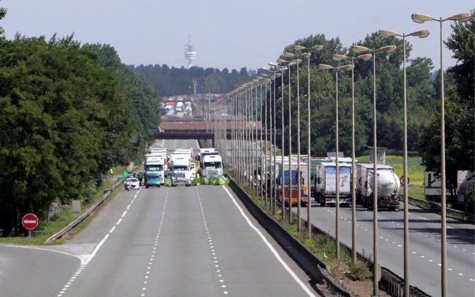 Franse truckers blokkeren een snelweg bij Lille. Zij protesteren hiermee tegen de stijgende brandstofprijzen. Foto EPA